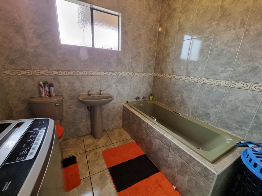 2 Bedroom Property for Sale in Thorisong Free State